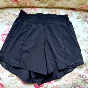 Lululemon 🖤Hotty Hot🖤 4” shorts/size 2